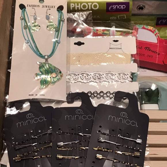 Large Flat Rate Box 26 New Items For the Ladies - Picture 4 of 16